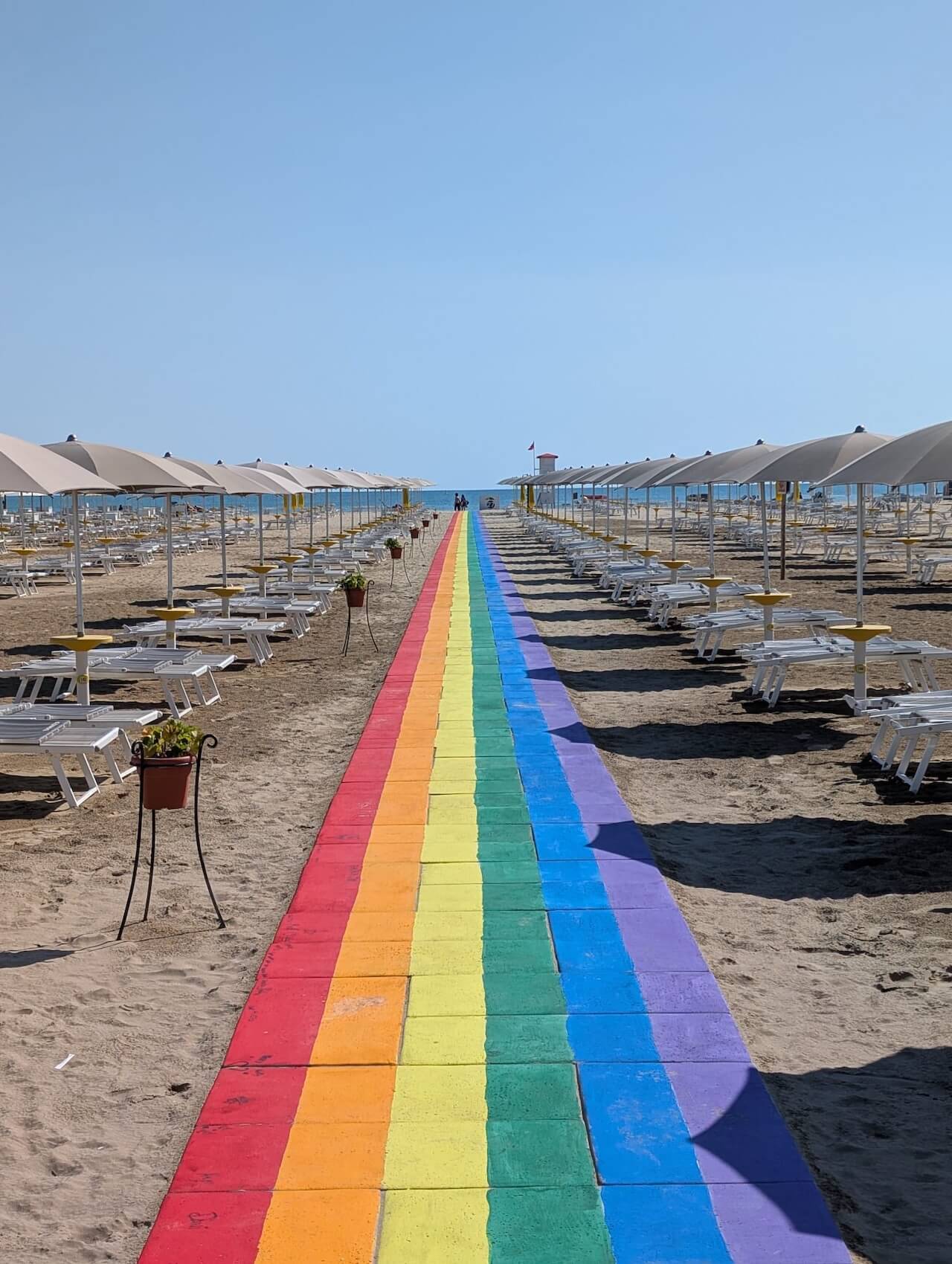 Rimini, dopo la celebre passerella arrivano anche gli ombrelloni arcobaleno. Ed esplode l'odio social - Rimini dopo la celebre passerella arrivano anche gli ombrelloni arcobaleno 4 - Gay.it