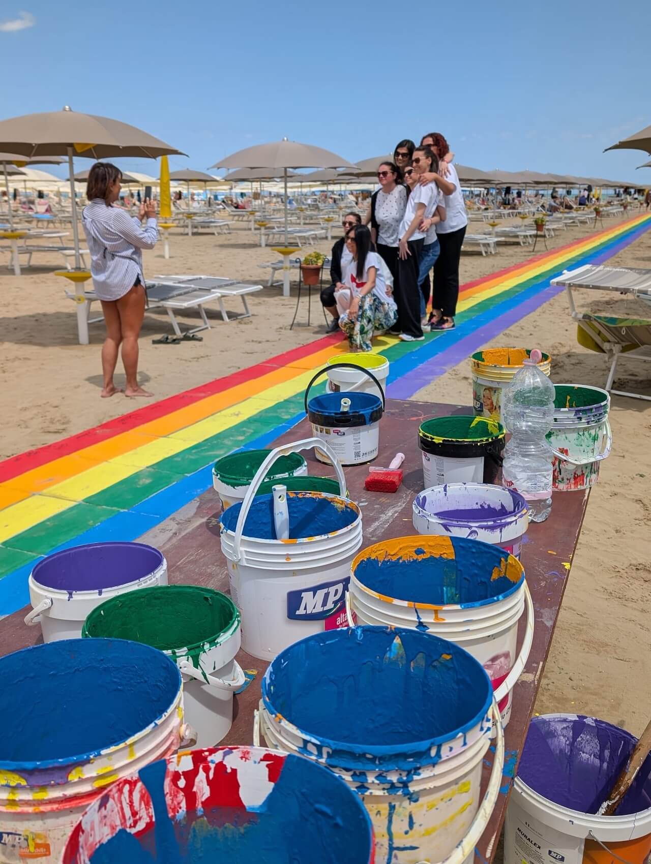 Rimini, dopo la celebre passerella arrivano anche gli ombrelloni arcobaleno. Ed esplode l'odio social - Rimini dopo la celebre passerella arrivano anche gli ombrelloni arcobaleno - Gay.it