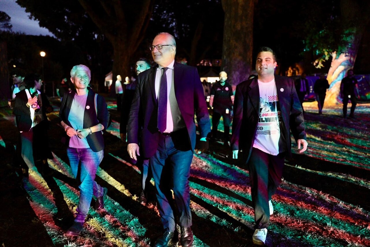 Roma Pride 2025, Leo Gassman e il sindaco Gualtieri inaugurano la Pride Croisette: "W l'amore in ogni sua forma" (VIDEO) - Roma Pride 2025 Leo Gassman e il sindaco Gualtieri inaugurano la Pride Croisette 1 - Gay.it