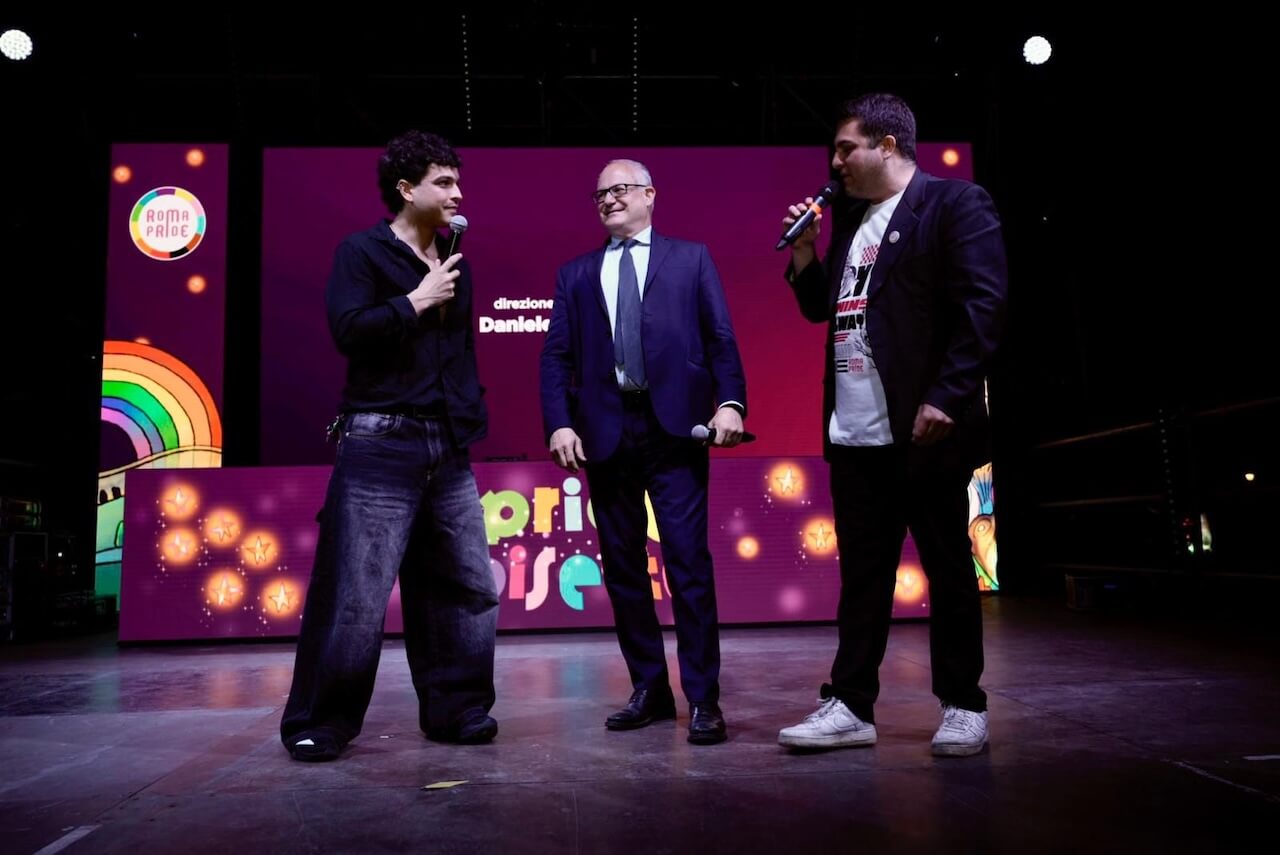 Roma Pride 2025, Leo Gassman e il sindaco Gualtieri inaugurano la Pride Croisette: "W l'amore in ogni sua forma" (VIDEO) - Roma Pride 2025 Leo Gassman e il sindaco Gualtieri inaugurano la Pride Croisette 2 - Gay.it