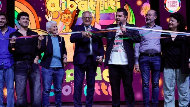 Roma Pride 2025, Leo Gassman e il sindaco Gualtieri inaugurano la Pride Croisette: "W l'amore in ogni sua forma" (VIDEO) - Roma Pride 2025 Leo Gassman e il sindaco Gualtieri inaugurano la Pride Croisette - Gay.it