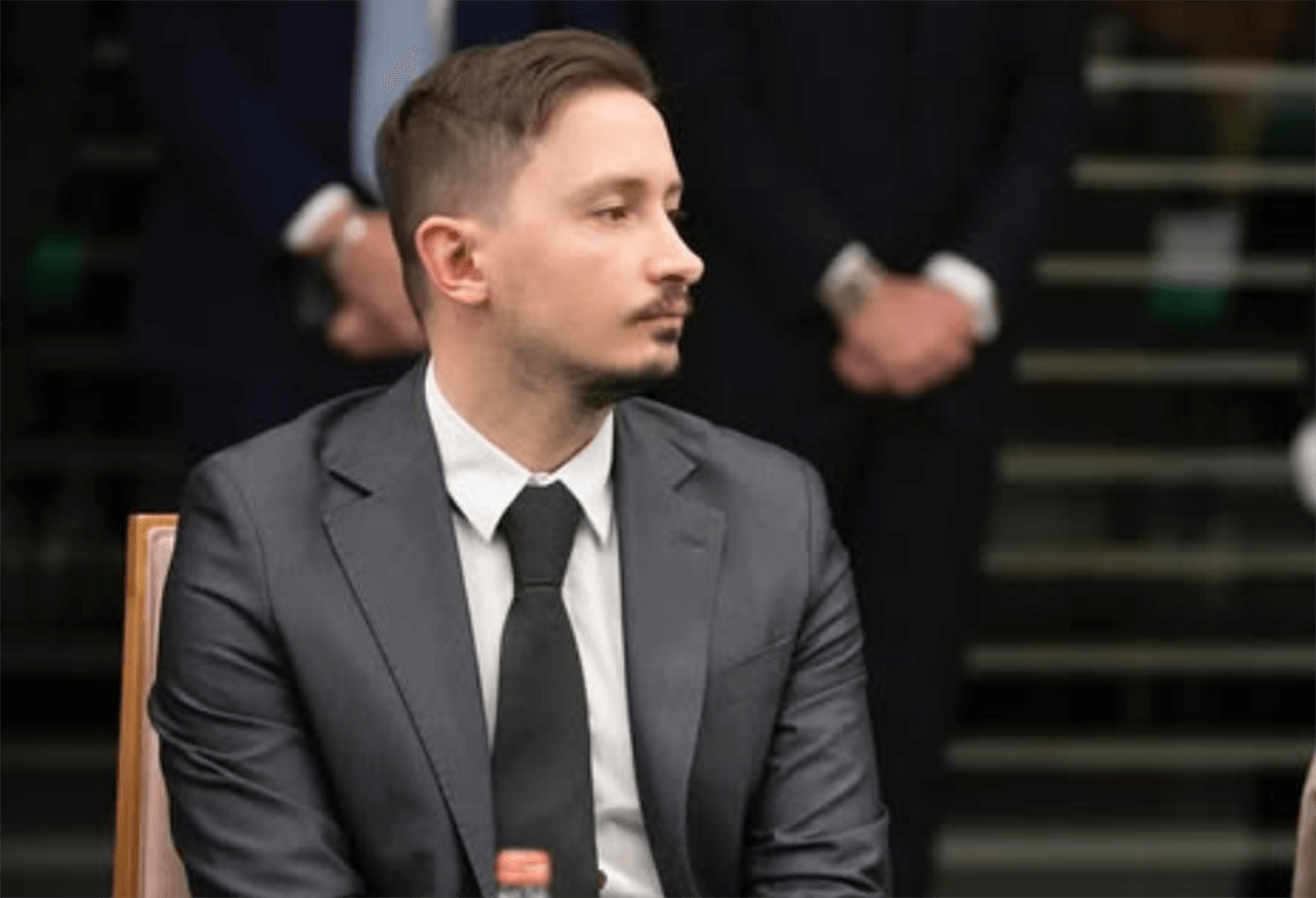 Tommaso Longobardi, capo social di Meloni, fa ironia su Elly Schlein e sull’omobitransfobia