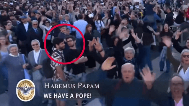 Bacio gay in Piazza San Pietro durante l’elezione del Papa