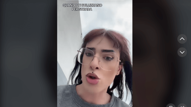 Cara Villain insultata su un bus ad Asti e costretta a rifugiarsi in un negozio