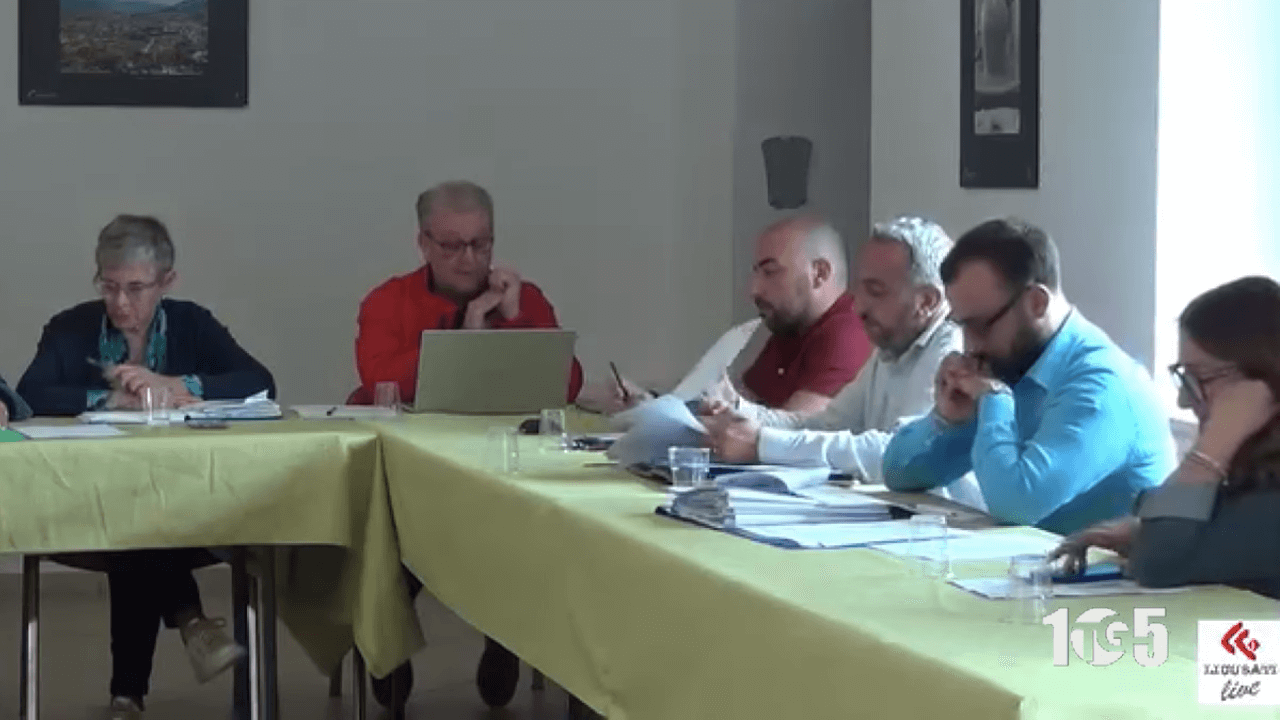 Le immagini dal Accuse di omofobia durante il consiglio comunale di Camerota