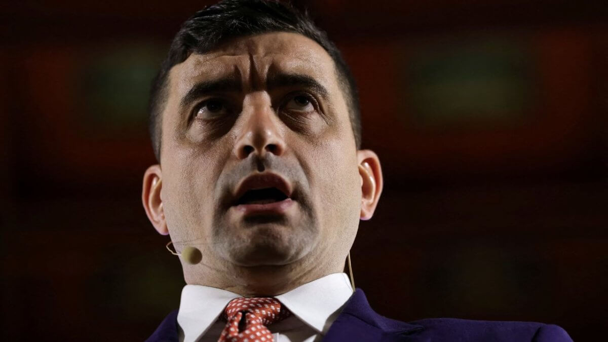 Romania, i rischi per la comunità LGBTIQ+ dopo la vittoria al primo turno dell’estrema destra di George Simion
