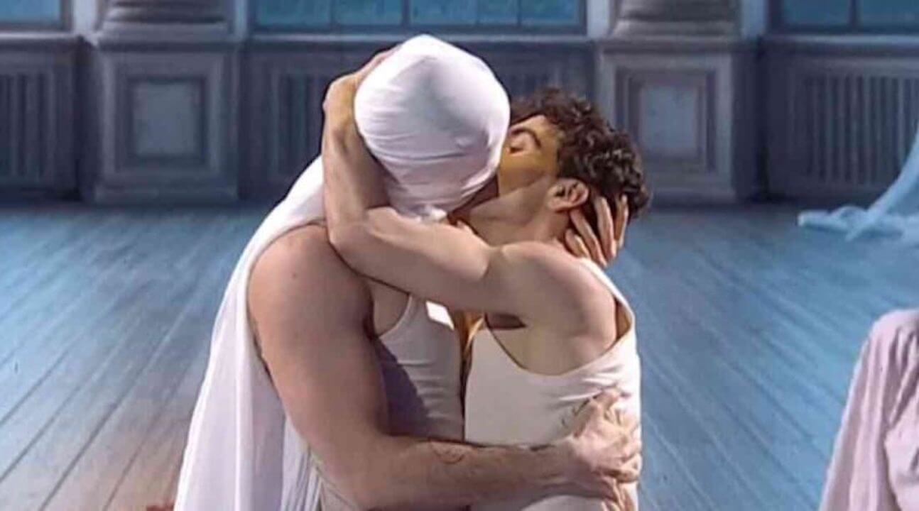 Francesco Fasano bacia un ballerino durante una coreografia di Amici 24