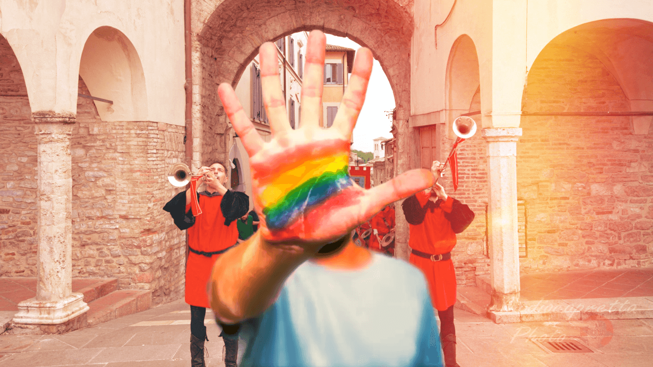 Assisi, insulti omofobi a un ragazzo durante il Calendimaggio: “Feriti i nostri valori più profondi”