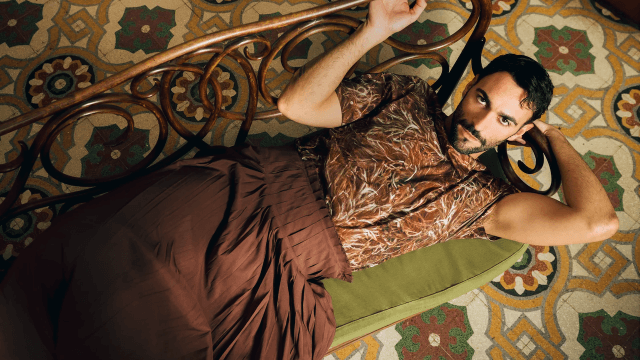 Marco Mengoni per Vanity Fair, T-shirt e pantaloni ampi plissé della collezione Paula’s Ibiza, Loewe, Foto di Noémi Ottilia Szabo.