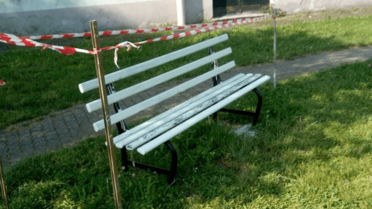 Panchina arcobaleno cancellata a Calendasco