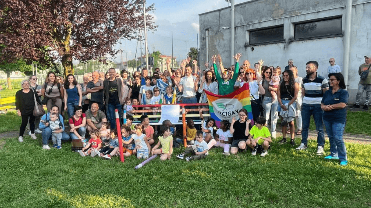 La panchina arcobaleno ridipinta