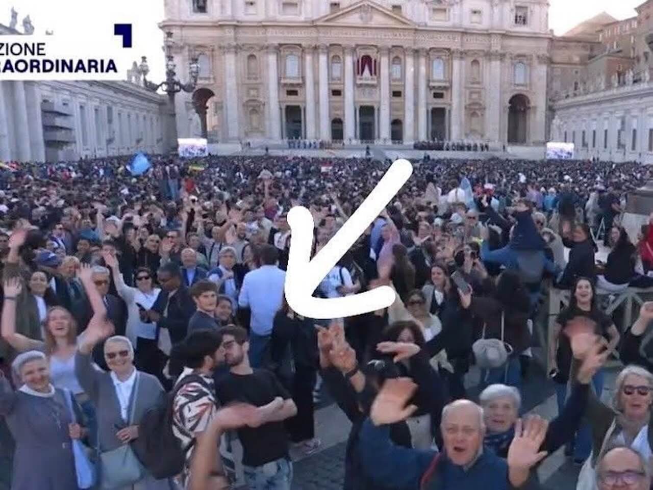 Quel bacio gay in Piazza San Pietro durante l’elezione di Papa Leone XIV, Juan e Bruno: “Eravamo solo noi stessi” - ragazzi gay si baciano in Vaticano - Gay.it