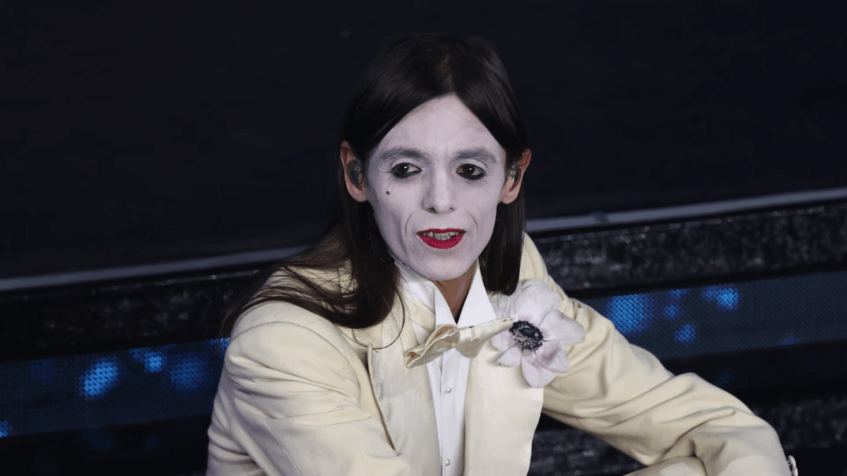 Perché Lucio Corsi si trucca il viso di bianco? Il significato dietro il look dell’Eurovision 2025