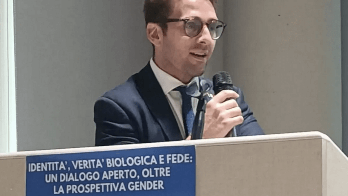 Avezzano, il consigliere Simonelli contro i Pride e chi vi partecipa: “Se ti comporti da maiale stai nella stalla”