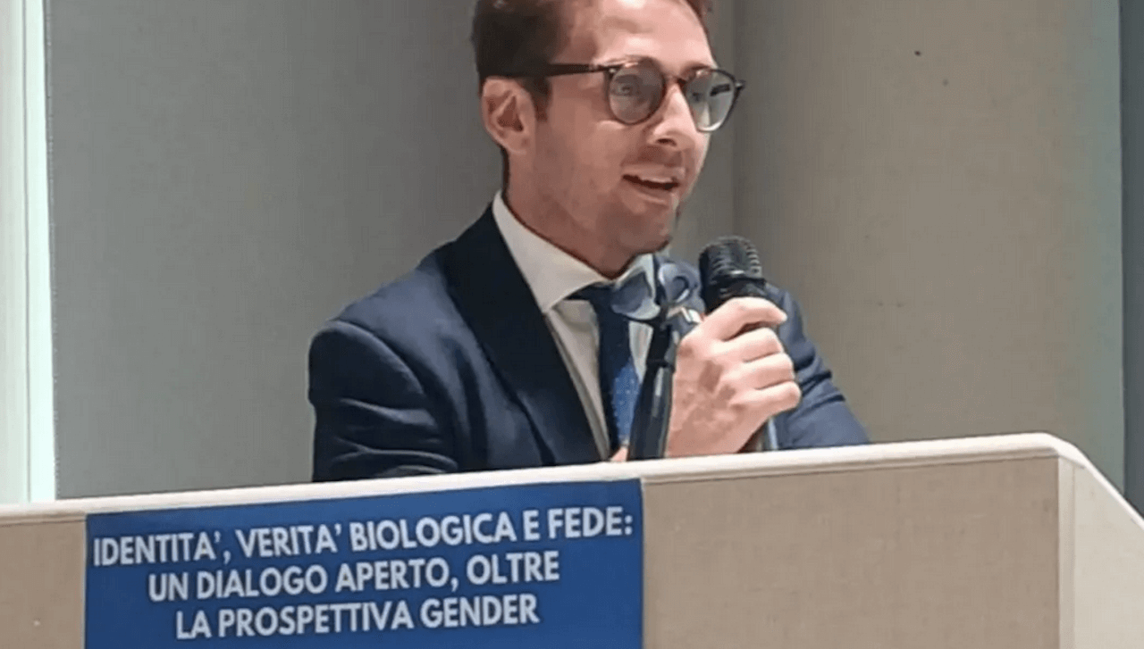 Avezzano, il consigliere Simonelli contro i Pride e chi vi partecipa: “Se ti comporti da maiale stai nella stalla”