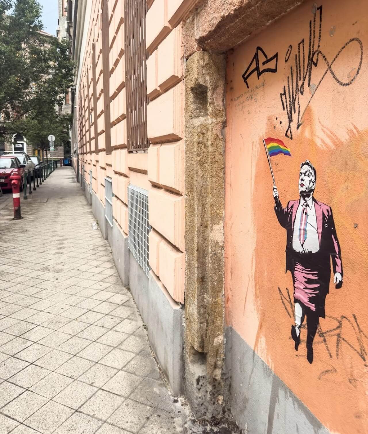 "Un'altra Ungheria è possibile", alla vigilia del Budapest Pride Laika sfida Orban con un'opera nel cuore della città - Budapest La street artist Laika sfida Orban prima del Pride 4 - Gay.it