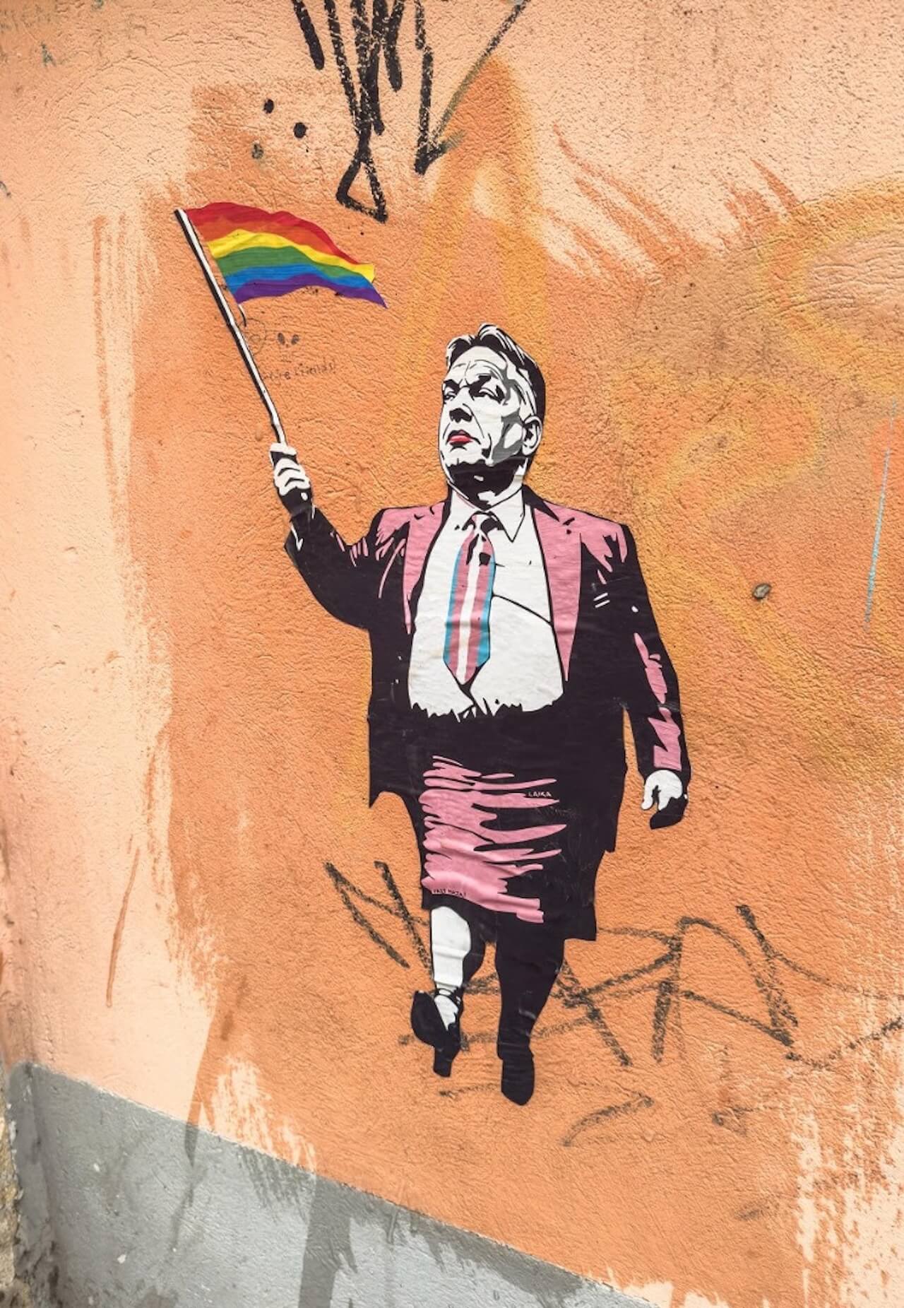 "Un'altra Ungheria è possibile", alla vigilia del Budapest Pride Laika sfida Orban con un'opera nel cuore della città - Budapest La street artist Laika sfida Orban prima del Pride 5 - Gay.it