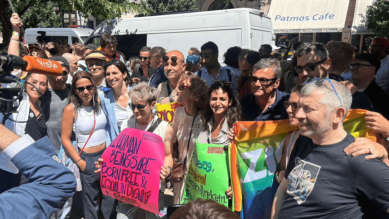 Foto di "campo largo" a Budapest: Maiorino, Schlein, Calenda e Scalfarotto