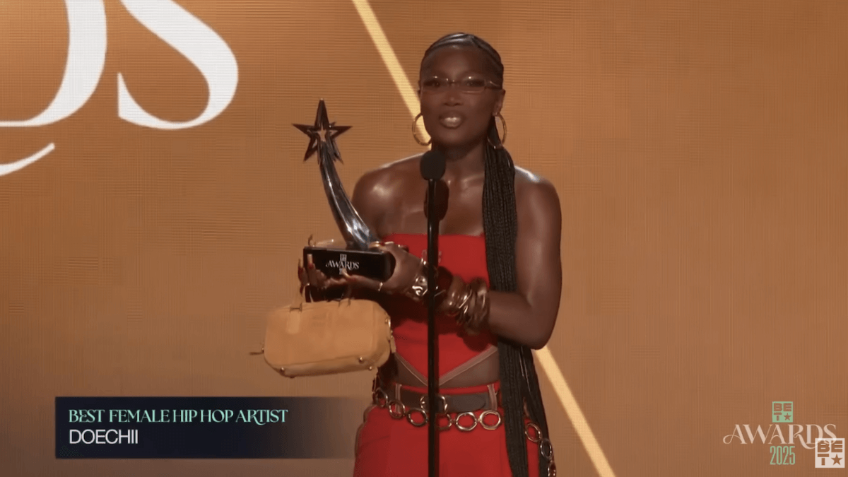 BET Awards 2025, Doechii trionfa e attacca Trump: “Protestiamo contro l’odio, meritiamo di vivere nella speranza e non nella paura” (VIDEO)