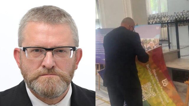 Polonia, l'europarlamentare di destra Grzegorz Braun distrugge una mostra LGBTQIA+ (VIDEO) - Grzegorz Braun - Gay.it