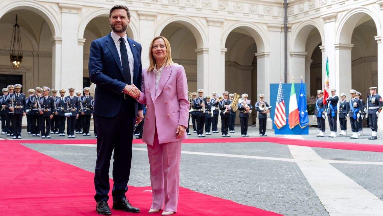 Europa, è allarme criminalizzazione LGBTQIA+. Il nuovo report di Ilga-Europe condanna anche l'Italia di Giorgia Meloni - JD Vance e Giorgia Meloni - Gay.it