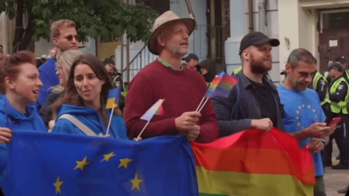 Kiev Pride, 14 Giugno 2025 - 30 minuti di parata, tra il timore delle bombe della Russia di Putin e le manifestazioni dell'ultra destra nazionalista: unioni civili e legge contro l'odio omobitransfobico le richieste chiare della comunità LGBTIAQ+ ucraina al Governo Zelensky