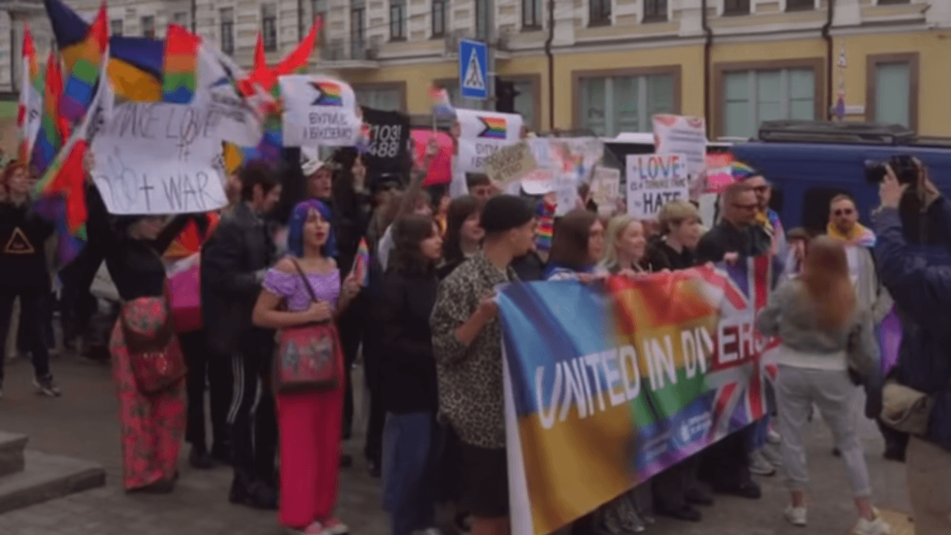 Kiev Pride, 14 Giugno 2025 - 30 minuti di parata, tra il timore delle bombe della Russia di Putin e le manifestazioni dell'ultra destra nazionalista: unioni civili e legge contro l'odio omobitransfobico le richieste chiare della comunità LGBTIAQ+ ucraina al Governo Zelensky