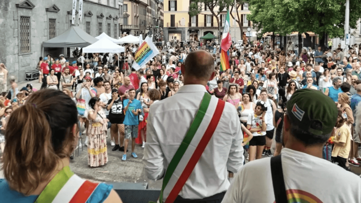 Una bimba con 2 mamme e i 2 sindaci in disaccordo. Uno le riconosce entrambe, l’altro no e impugna l’atto