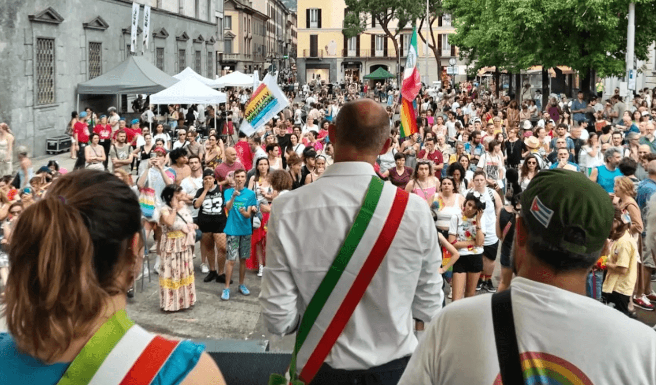 Una bimba con 2 mamme e i 2 sindaci in disaccordo. Uno le riconosce entrambe, l’altro no e impugna l’atto