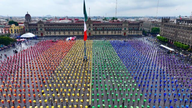 Messico, migliaia di persone realizzano la bandiera rainbow vivente più grande del mondo, tra danze e ombrelli (VIDEO) - Messico migliaia di persone realizzano la bandiera rainbow vivente piu grande del mondo tra danza e ombrelli VIDEO - Gay.it