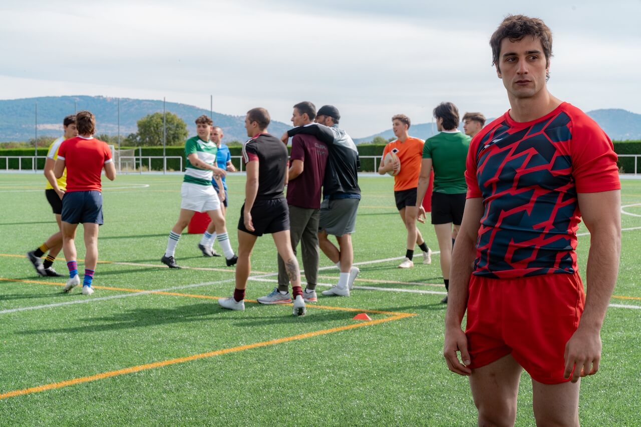 Olympo: Fluidità, omoerotismo, menage-a-trois gay, intersessualità e omofobia nello sport nella nuova serie Netflix - Olympo S01 E04 240924 matiasuris DSC02031 - Gay.it