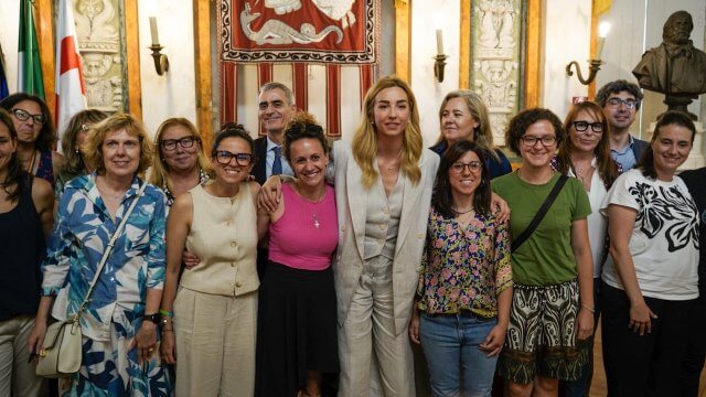 Genova, la sindaca Salis registra 11 bambini con due mamme: "Famiglia è dove si cresce insieme, dove si educa, dove si ama" - Silvia Salis insieme alle mamme arcobaleno - Gay.it