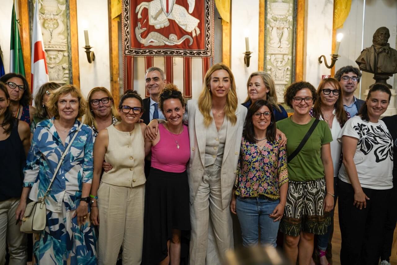 Genova, la sindaca Salis registra 11 bambini con due mamme: “Famiglia è dove si cresce insieme, dove si educa, dove si ama”