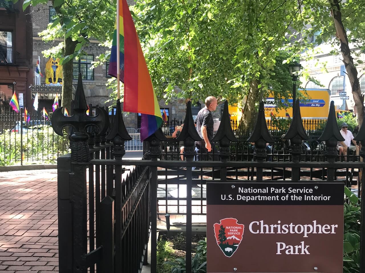 Trump vieta le bandiere trans al monumento di Stonewall - Stonewall INN 2 - Gay.it