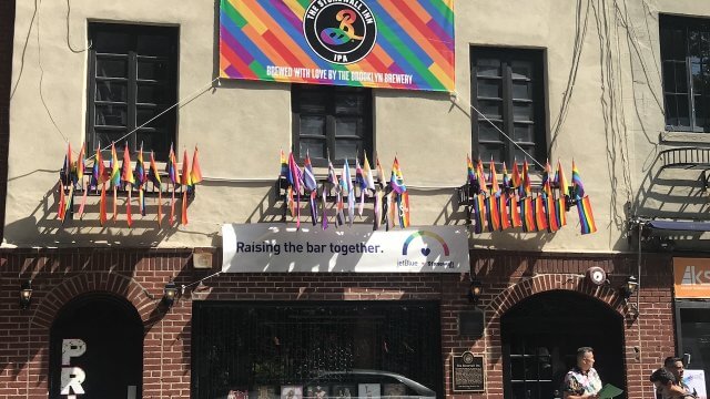 Trump cancella anche i riferimenti alla bisessualità dal sito del Monumento di Stonewall - Stonewall INN 3 - Gay.it
