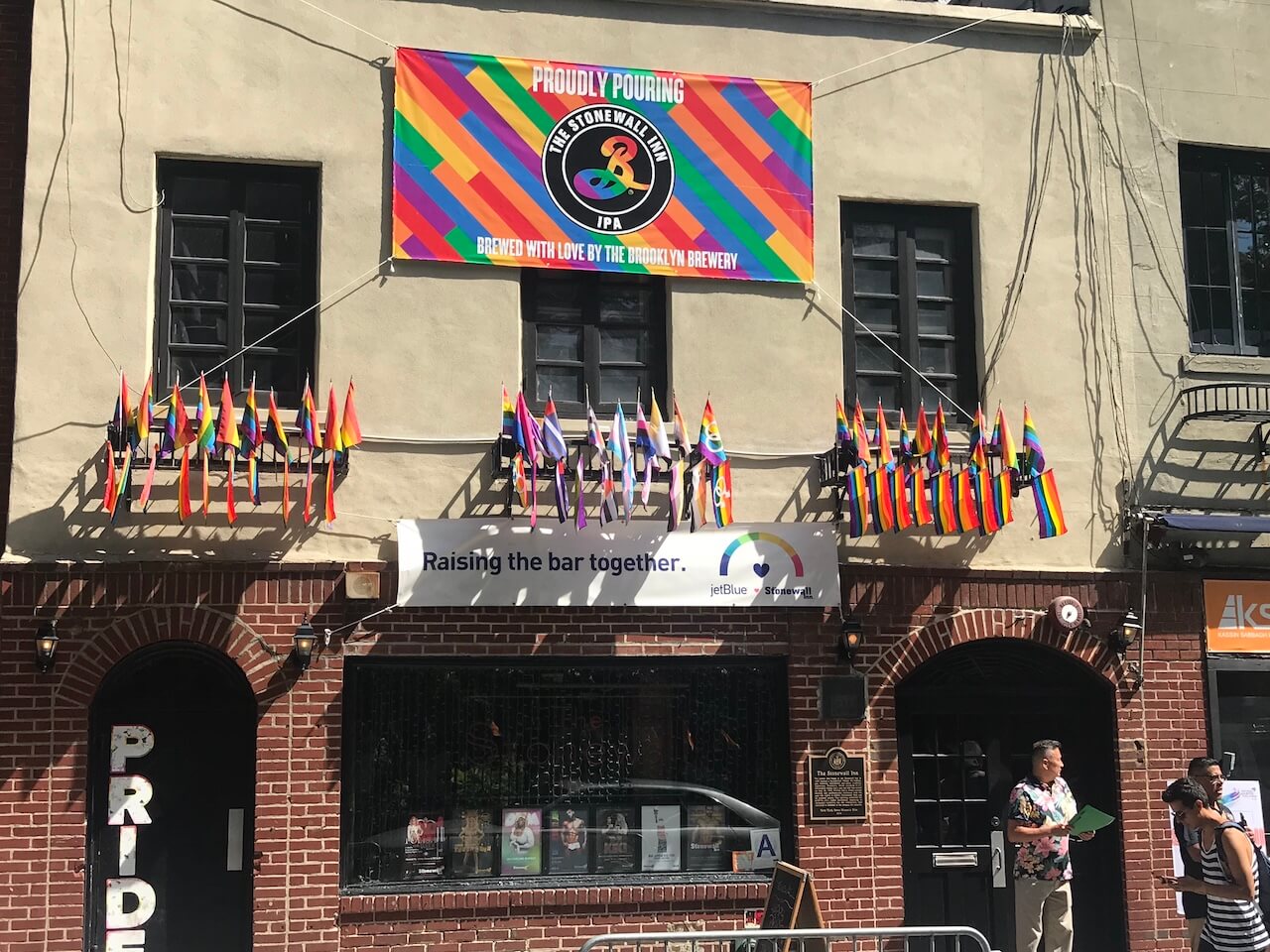 Trump vieta le bandiere trans al monumento di Stonewall - Stonewall INN 3 - Gay.it