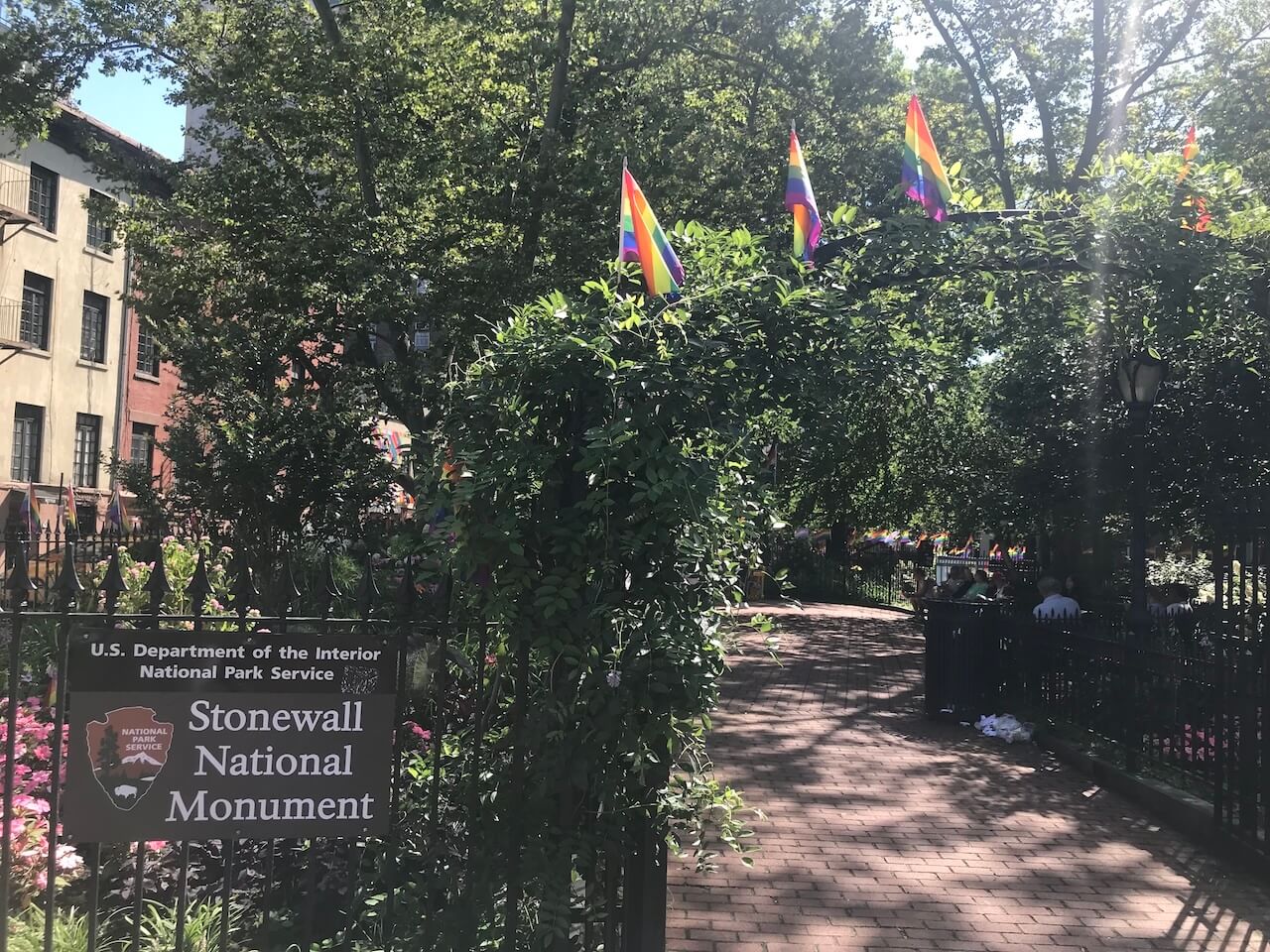 Trump vieta le bandiere trans al monumento di Stonewall - Stonewall INN 5 - Gay.it