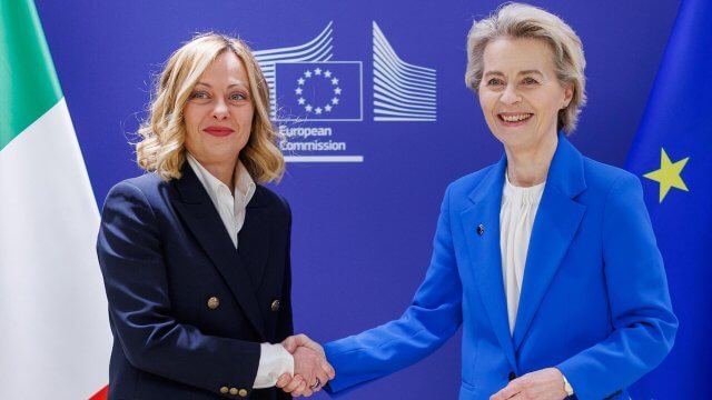 Ursula von der Leyen non condanna il divieto ungherese al Pride nè assicura la presenza dei commissari a Budapest il 28 giugno - Ursula von der Leyen e Giorgia Meloni - Gay.it