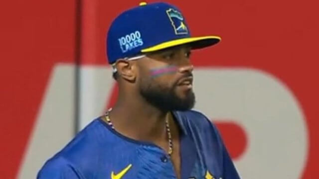 Willi Castro, la stella del baseball in campo con i colori della bandiera trans sul viso - Willi Castro - Gay.it