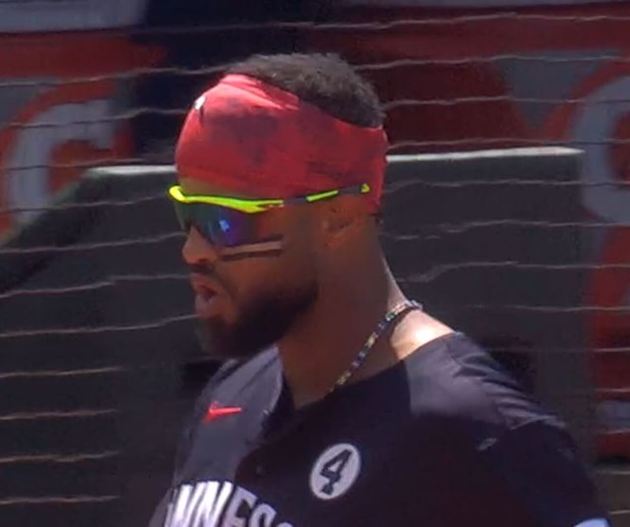Willi Castro, la stella del baseball in campo con i colori della bandiera trans sul viso - Willi Castro e la collanina rainbow - Gay.it