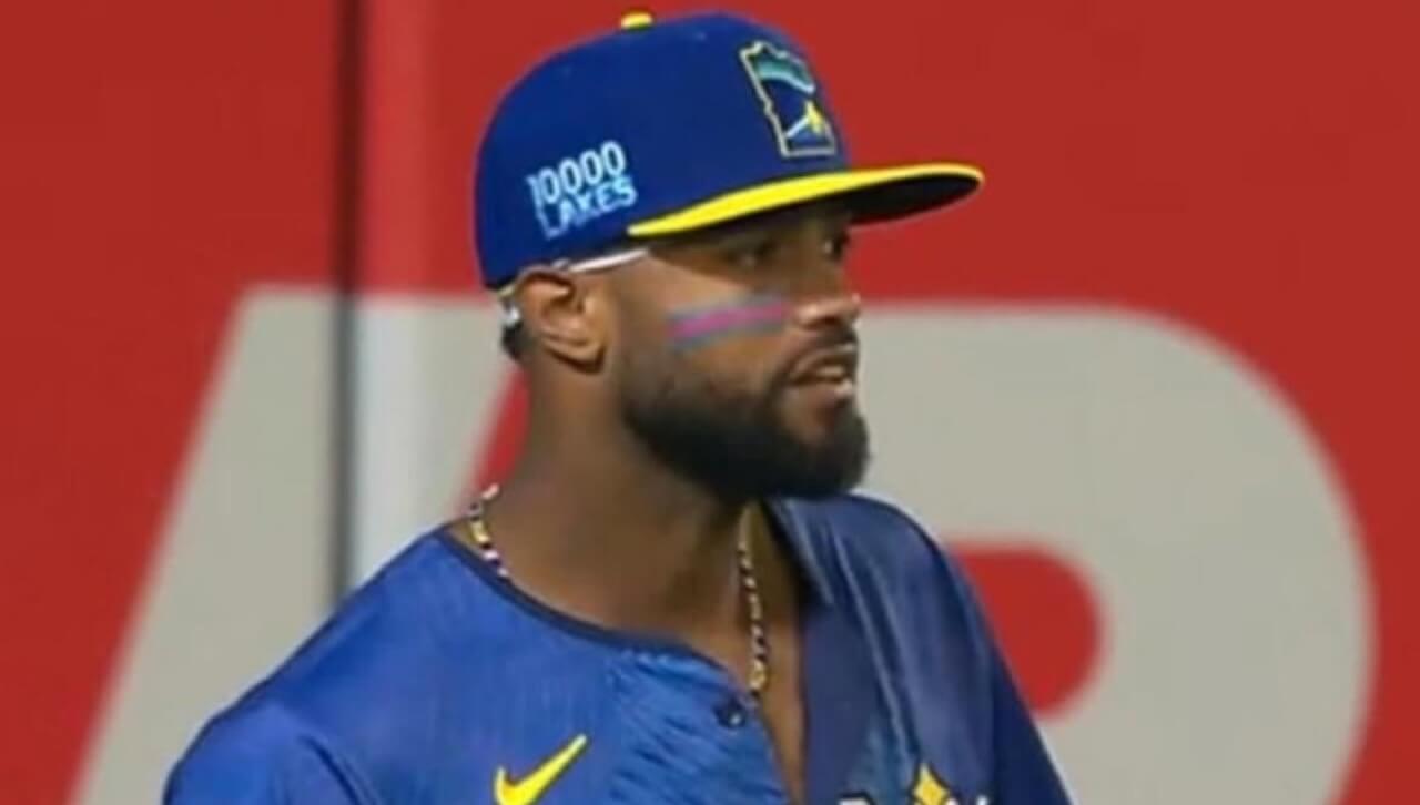 Willi Castro, la stella del baseball in campo con i colori della bandiera trans sul viso - Willi Castro - Gay.it
