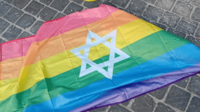 Piceno Pride, distrutta bandiera arcobaleno con stella di David