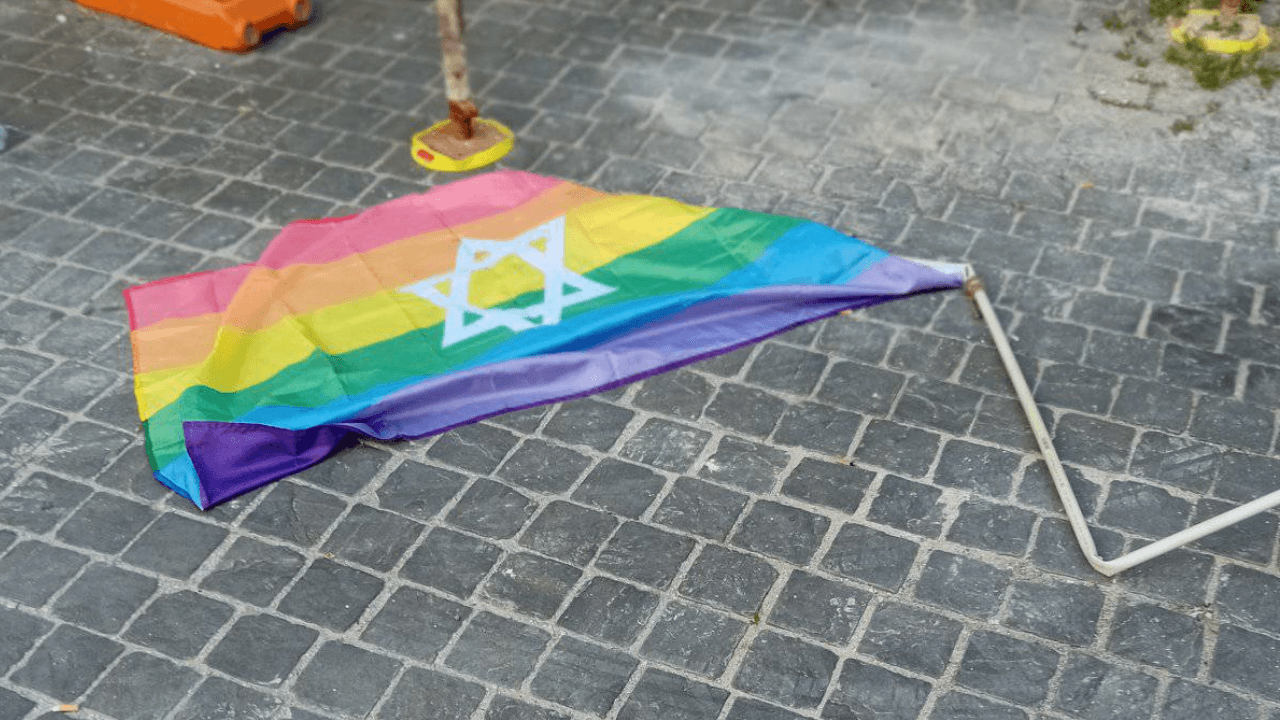 Bandiera arcobaleno con stella di David distrutta al Piceno Pride