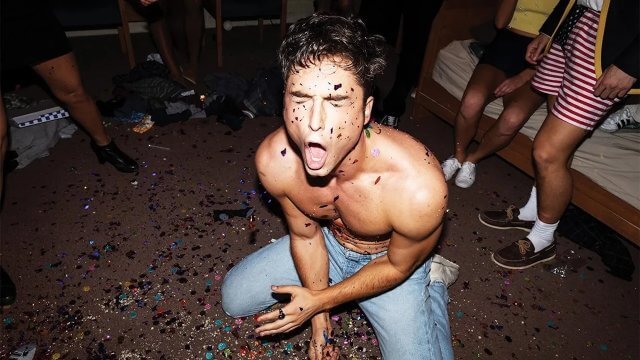 Overcompensating 2, Benito Skinner parla dei possibili sviluppi della nuova stagione (ancora non confermata) - benito skinner shirtless on the ground in amazon prime series overcompensating - Gay.it