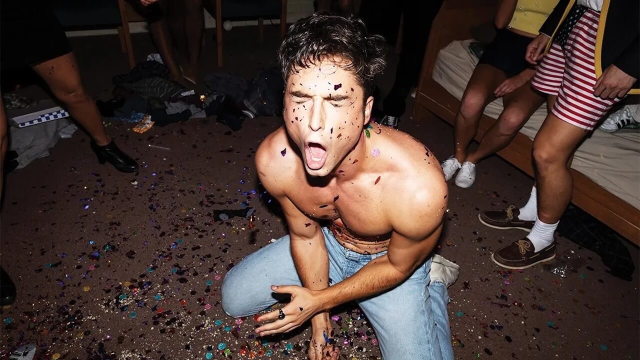 Overcompensating 2, arriva l'apertura Prime Video al rinnovo: "Rimanete sintonizzati" - benito skinner shirtless on the ground in amazon prime series overcompensating - Gay.it