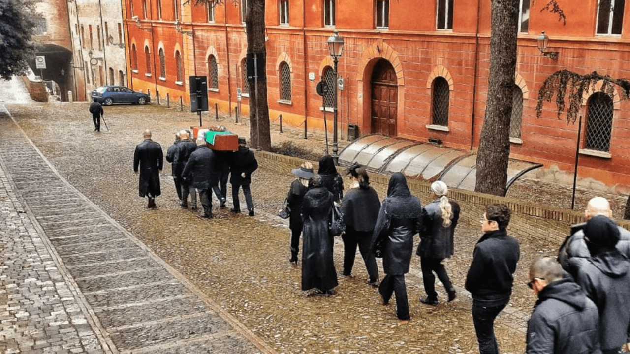 "Funerale d'Italia" inscenato da Forza Nuova durante nozze gay a Cesena