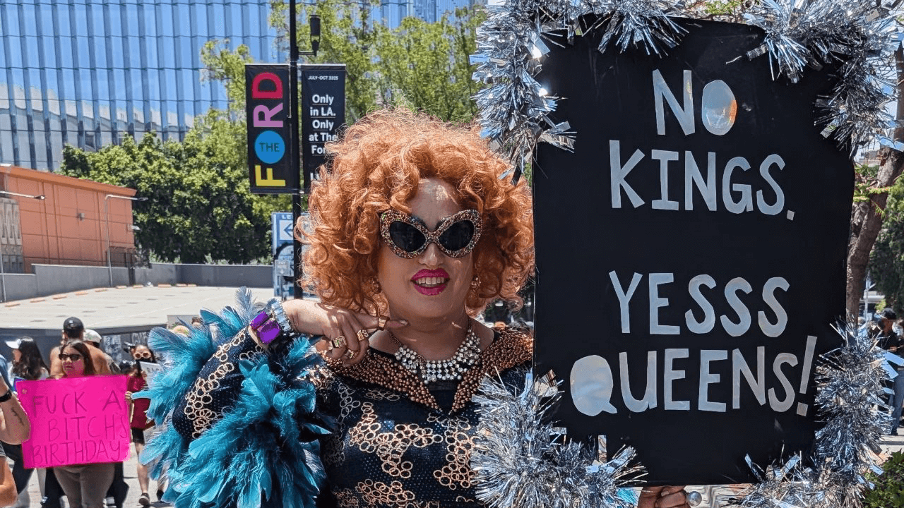 La protesta globale No Kings e l'ironia della comunità queer