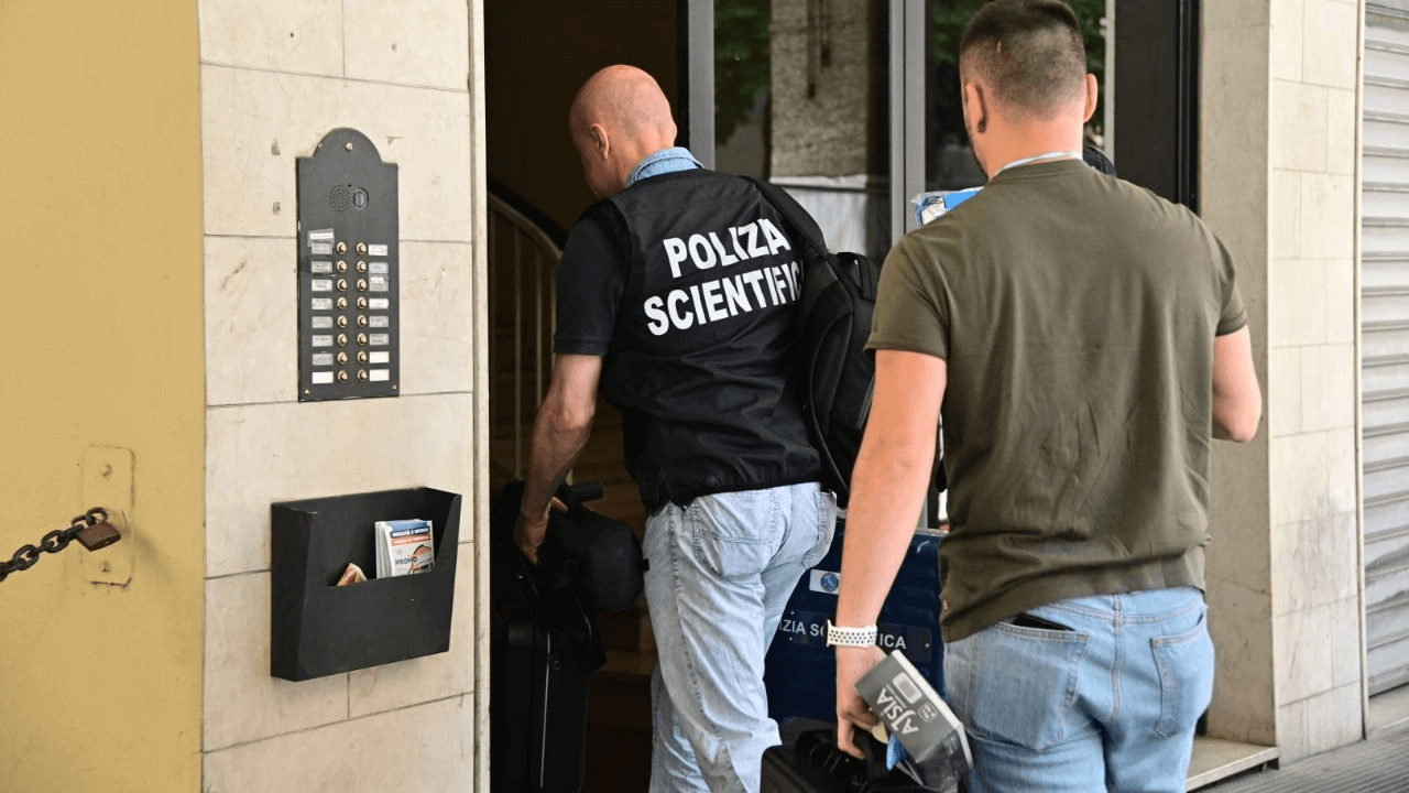 Polizia e Scientifica sul luogo del duplice delitto a Bologna