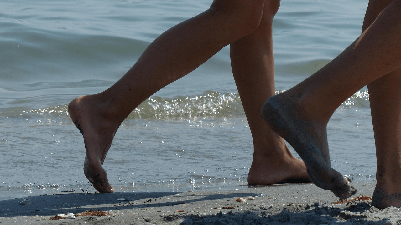 Catrame su spiaggia nudista a Messina