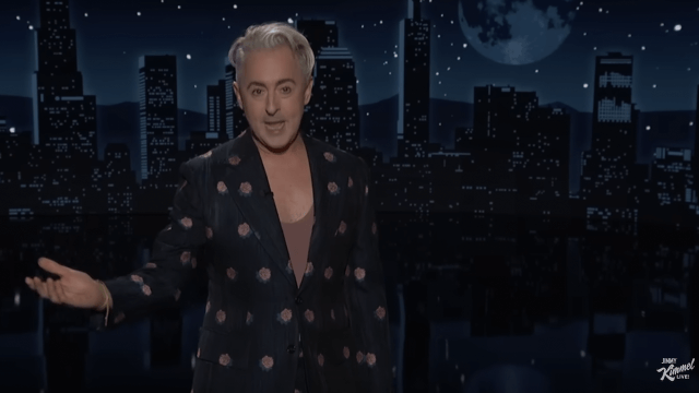 Alan Cumming, è virale il monologo contro Trump: "Gli USA trattano gli stupratori meglio delle persone trans" (VIDEO) - Alan Cumming e virale il monologo contro Trump - Gay.it